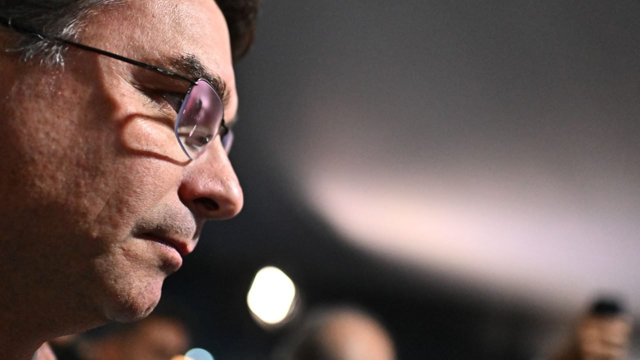 Flávio Bolsonaro defende moderação do legado familiar em campanha presidencial