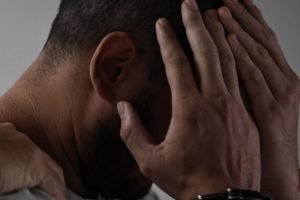 Caio Nascimento durante audiência na qual é réu. — Foto: Caio Nascimento durante