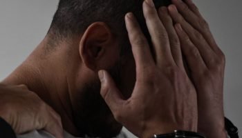 Caio Nascimento durante audiência na qual é réu. — Foto: Caio Nascimento durante