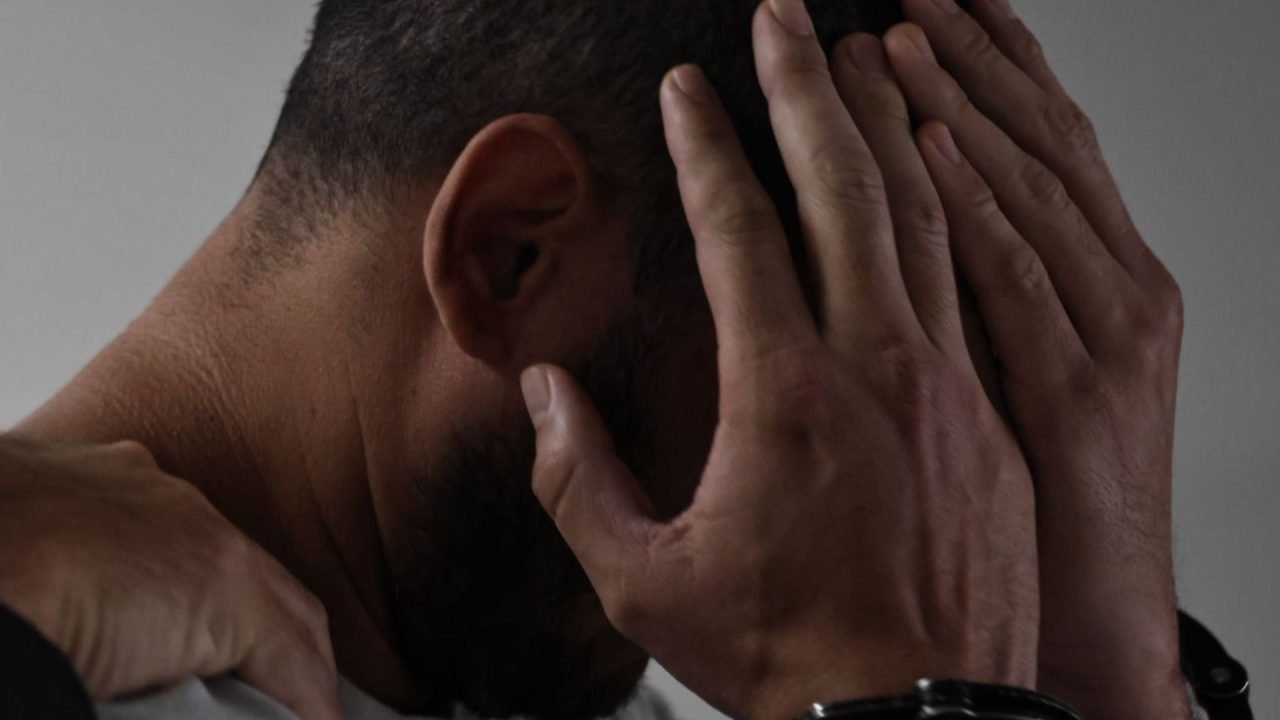 Caio Nascimento durante audiência na qual é réu. — Foto: Caio Nascimento durante