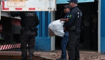 Foto: Policiais federais e equipes da Receita Federal apreenderam diversas merca