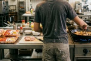 Rapaz usou utensílios e frango para preparar refeição na escola — Foto: Rapaz us