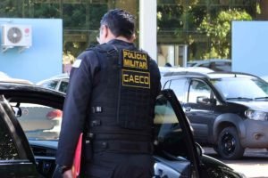 Agente do Gaeco auxilia cumprimento de mandados na Sisep. — Foto: Agente do Gaec