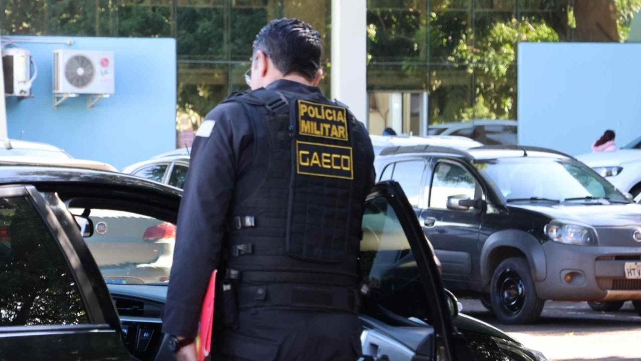Agente do Gaeco auxilia cumprimento de mandados na Sisep. — Foto: Agente do Gaec