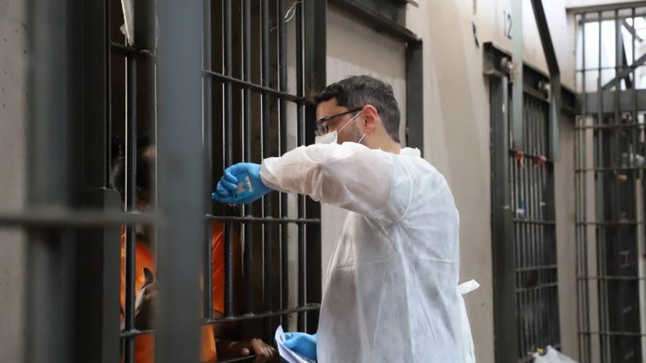 Coleta de material genético em presídio. — Foto: Coleta de material genético em