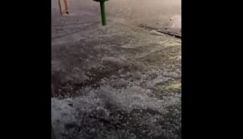Granizo acumulado em calçada. — Foto: Granizo acumulado em calçada. (Fala Povo,