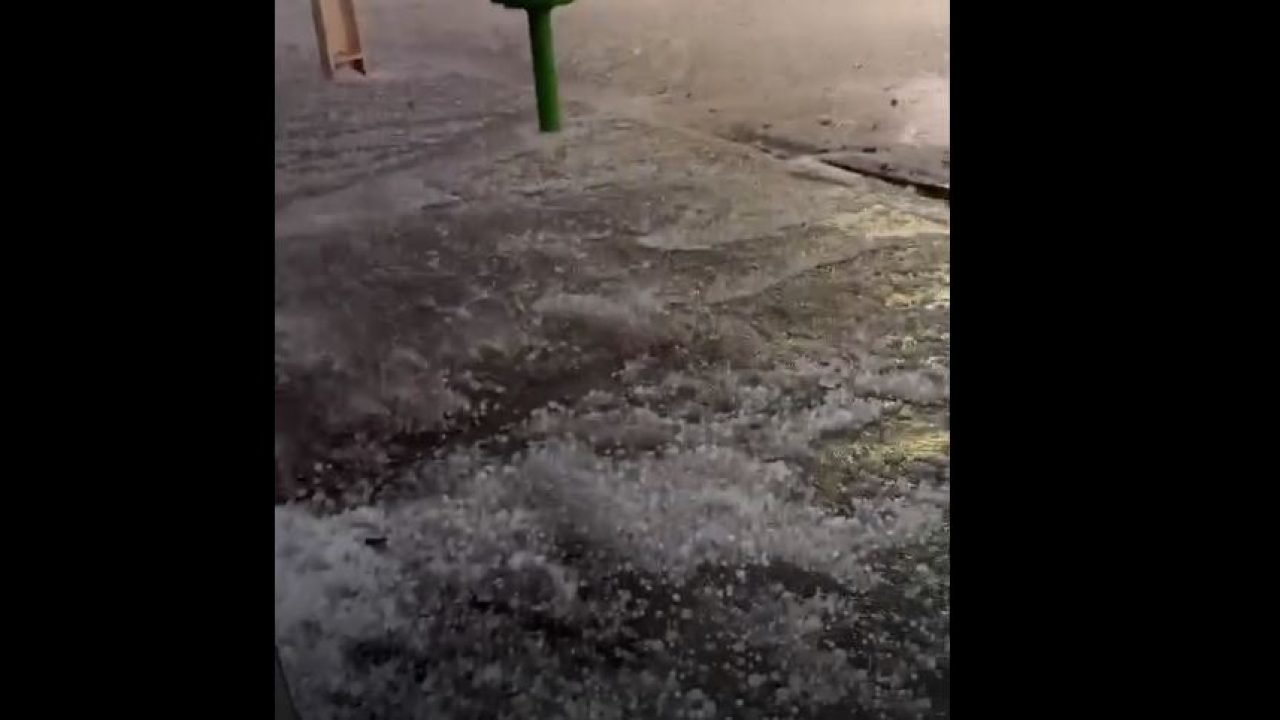 Granizo acumulado em calçada. — Foto: Granizo acumulado em calçada. (Fala Povo,