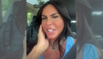 Gretchen aparece falando em um carro — Foto: Gretchen aparece falando em um carr