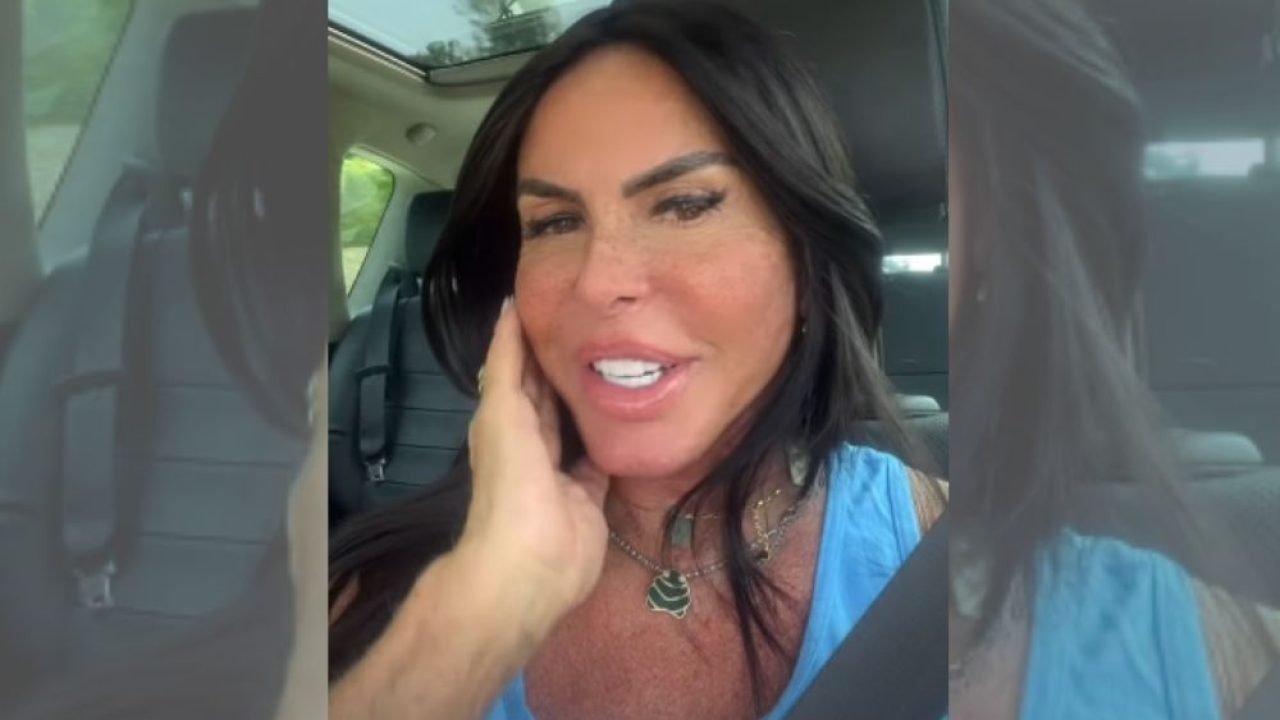 Gretchen aparece falando em um carro — Foto: Gretchen aparece falando em um carr