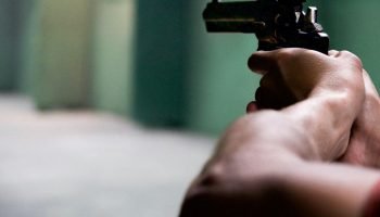 Homem aponta arma — Foto: Homem aponta arma Reprodução/Pixabay