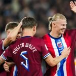 Foto: Haaland comemorando aos lados de companheiros de equipe da Noruega EFE/EPA
