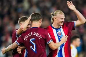 Foto: Haaland comemorando aos lados de companheiros de equipe da Noruega EFE/EPA