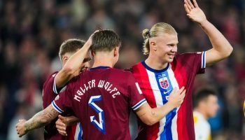 Foto: Haaland comemorando aos lados de companheiros de equipe da Noruega EFE/EPA