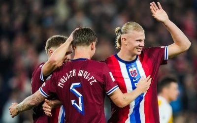 Foto: Haaland comemorando aos lados de companheiros de equipe da Noruega EFE/EPA