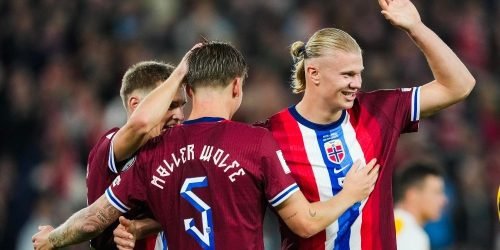 Foto: Haaland comemorando aos lados de companheiros de equipe da Noruega EFE/EPA