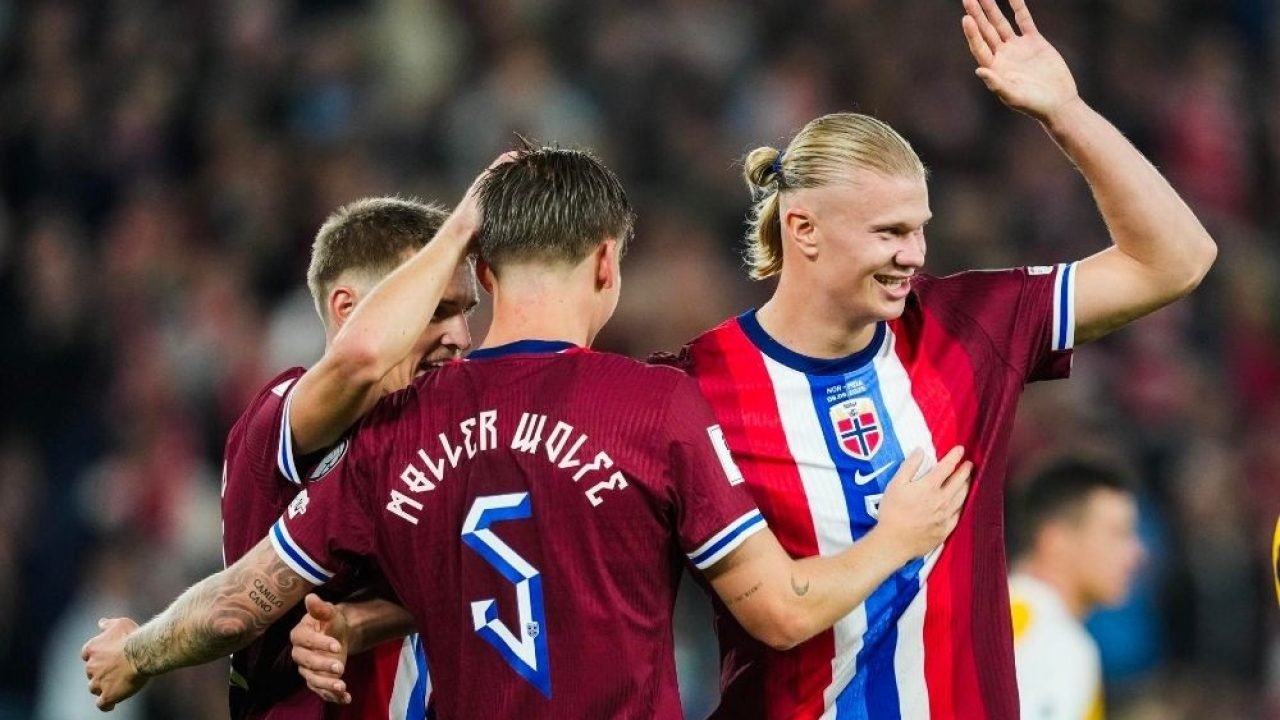 Foto: Haaland comemorando aos lados de companheiros de equipe da Noruega EFE/EPA
