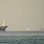 Navios de carga no Estreito de Ormuz, em fevereiro. — Foto: Navios de carga no E