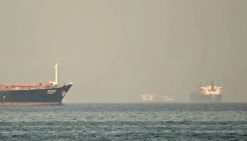 Navios de carga no Estreito de Ormuz, em fevereiro. — Foto: Navios de carga no E