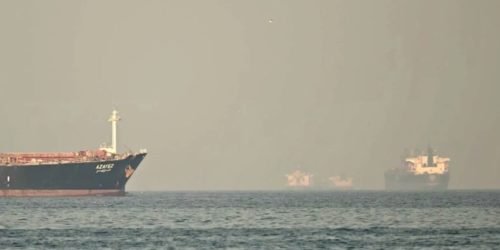 Navios de carga no Estreito de Ormuz, em fevereiro. — Foto: Navios de carga no E