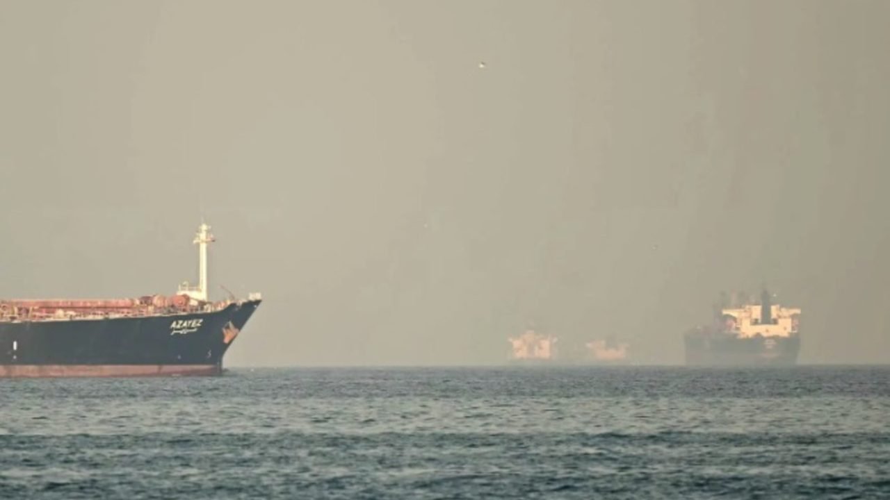 Navios de carga no Estreito de Ormuz, em fevereiro. — Foto: Navios de carga no E