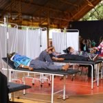 Hospital de campanha foi montado em quadra de escola indígena para atender casos