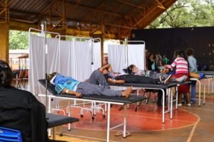 Hospital de campanha foi montado em quadra de escola indígena para atender casos