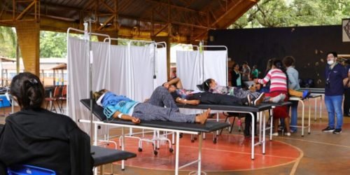 Hospital de campanha foi montado em quadra de escola indígena para atender casos