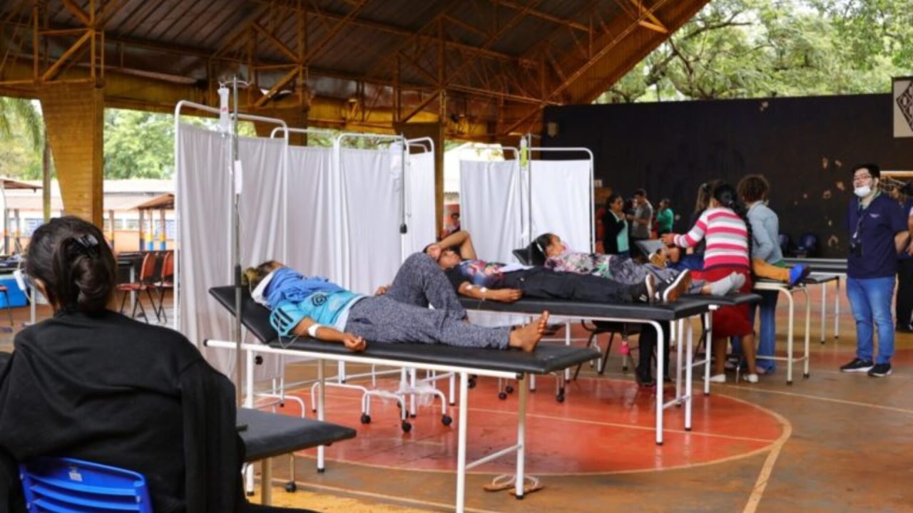 Hospital de campanha foi montado em quadra de escola indígena para atender casos