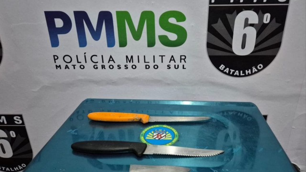 Foto: Facas apreendidas na casa do suspeito - Foto: Diário Corumbaense