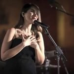 Parastoo Ahmadi na live que gerou sua condenação. (Foto: Reprodução, YouTube)