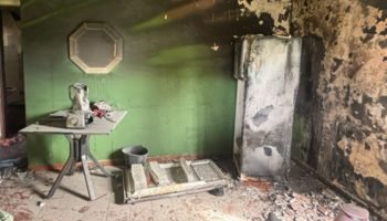 Geladeira destruída pelas chamas. (Foto: leitor Midiamax)