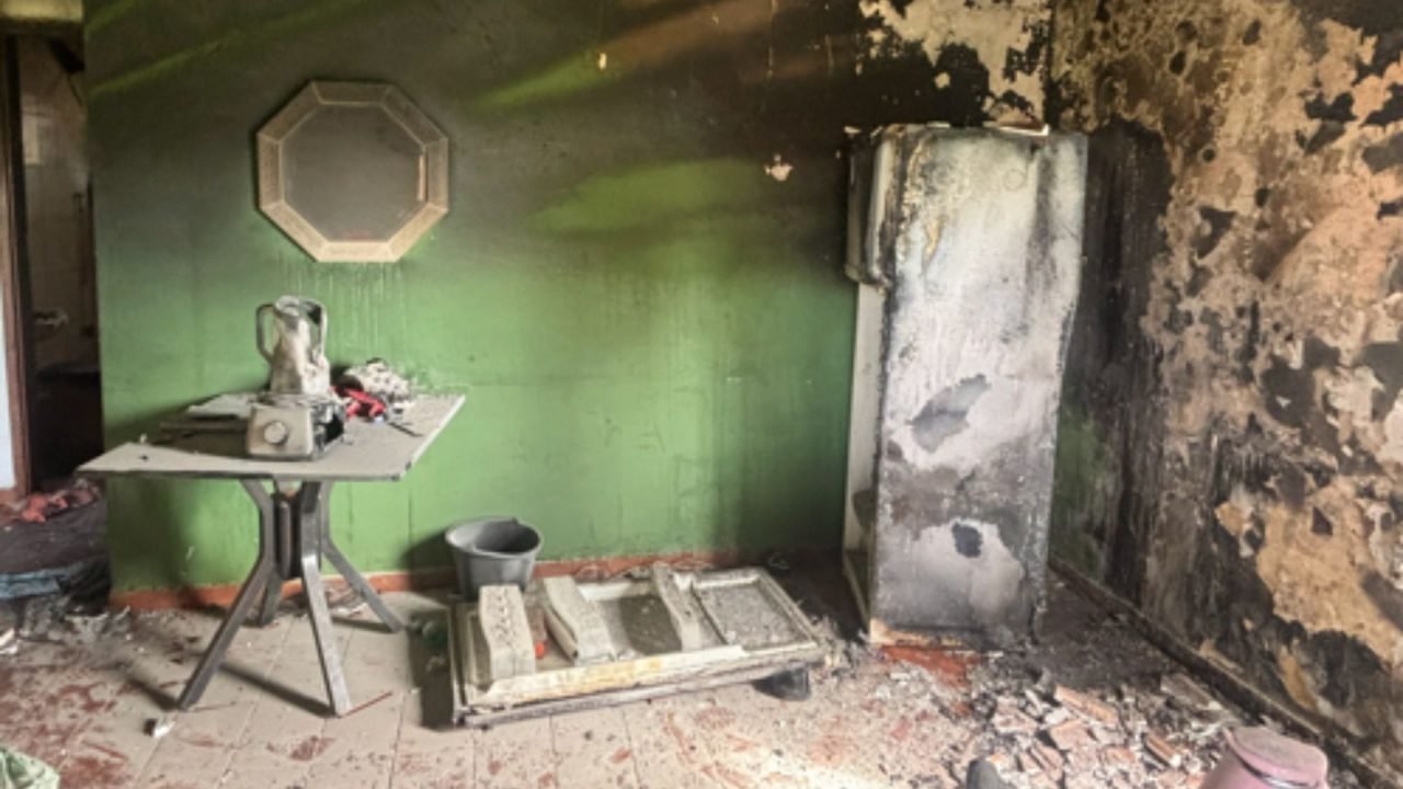 Geladeira destruída pelas chamas. (Foto: leitor Midiamax)