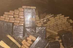 Foto: Entorpecentes apreendidos. (Reprodução, 3pelpm.rionegro)