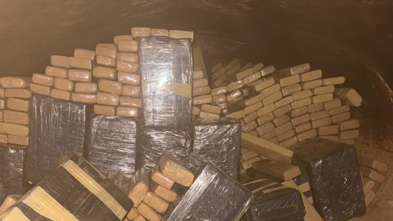 Foto: Entorpecentes apreendidos. (Reprodução, 3pelpm.rionegro)