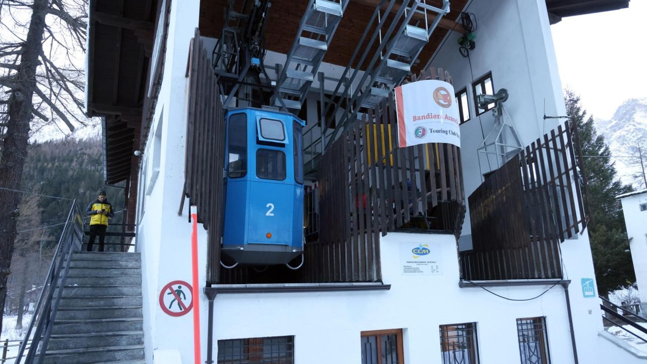 Acidente em teleférico na Itália deixa 100 pessoas presas