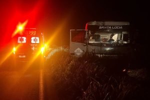 Foto: Motorista foi atendido na gabine do caminhão. (Reprodução, Jornal da Nova)