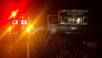 Foto: Motorista foi atendido na gabine do caminhão. (Reprodução, Jornal da Nova)