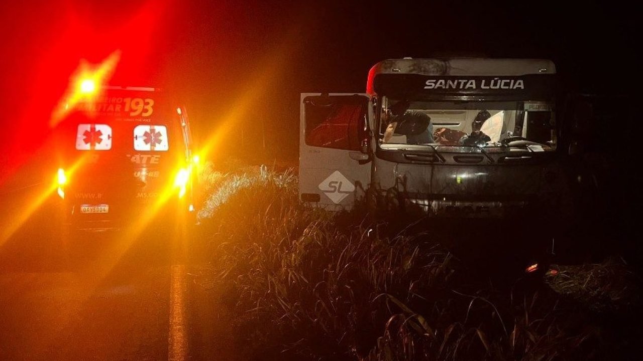 Foto: Motorista foi atendido na gabine do caminhão. (Reprodução, Jornal da Nova)
