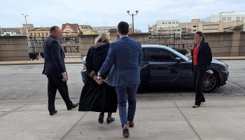 Juíza dos EUA é considerada culpada por obstruir prisão de imigrante ilegal