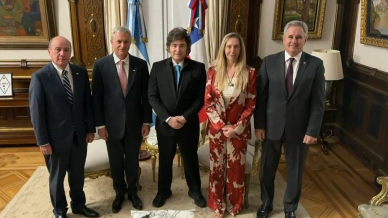 Trump Cerca Venezuela com Bloqueio e Ameaça Bombardear Barcos