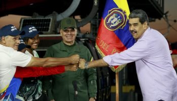 Maduro cria prêmio alternativo e concede a si mesmo