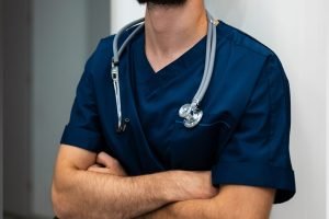 Médico em unidade de saúde. — Foto: Médico em unidade de saúde. (Imagem Merament