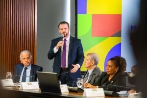 Sobre o fim da jornada de trabalho 6x1, o ministro afirmou que é favorável a ess