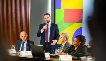 Sobre o fim da jornada de trabalho 6x1, o ministro afirmou que é favorável a ess
