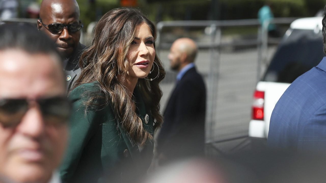 Governo Trump e Democratas Trocam Acusações Após Morte de Mulher em Megaoperação