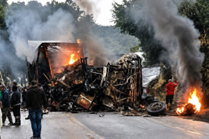 Segundo a PRF, não houve mortes entre os ocupantes da carreta. — Foto: Segundo a