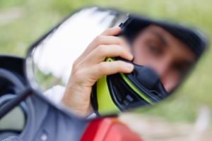 Foto: Motociclista no trânsito. (Foto: Reprodução, Freepik)