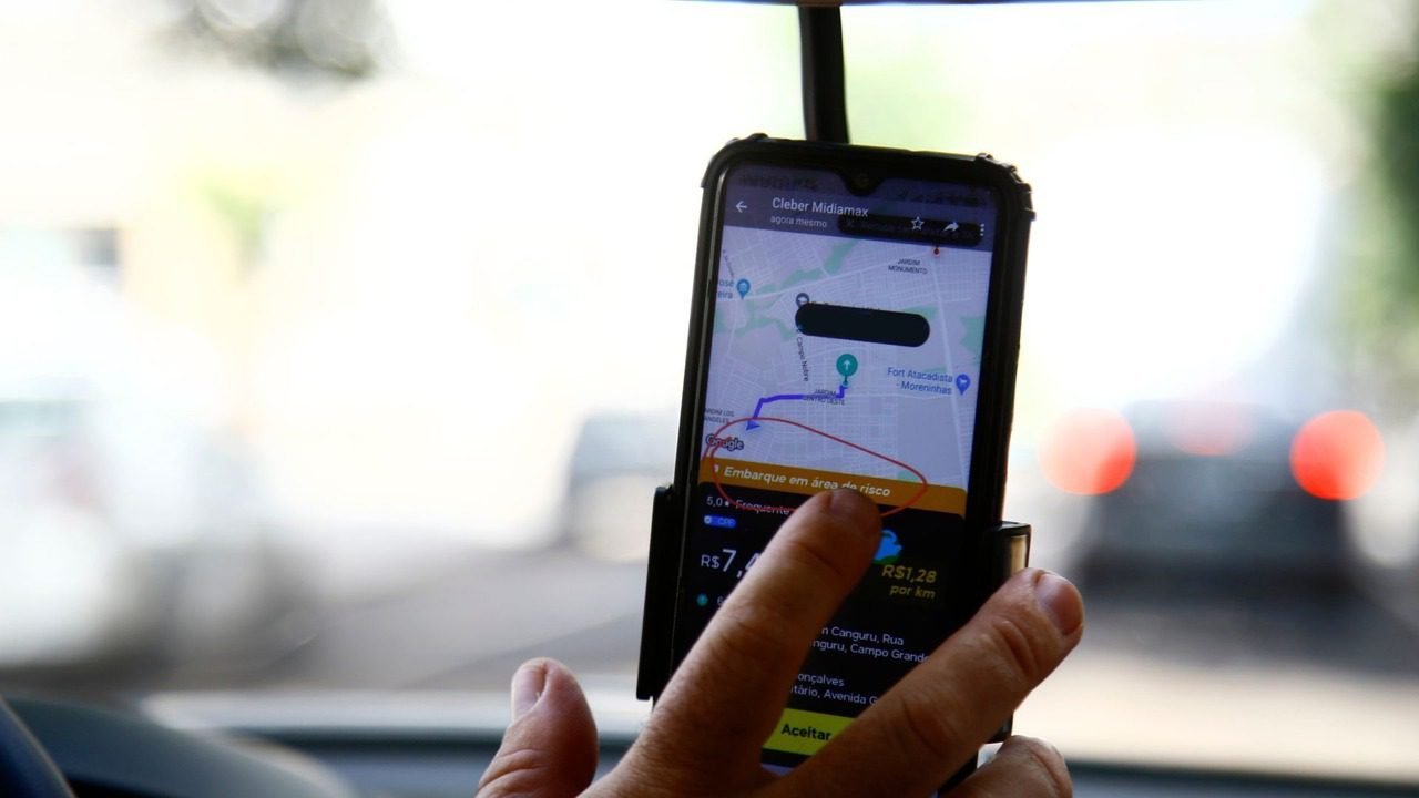 Foto: Motorista de aplicativo foi agredido enquanto aguardava corrida. (Foto: Ar