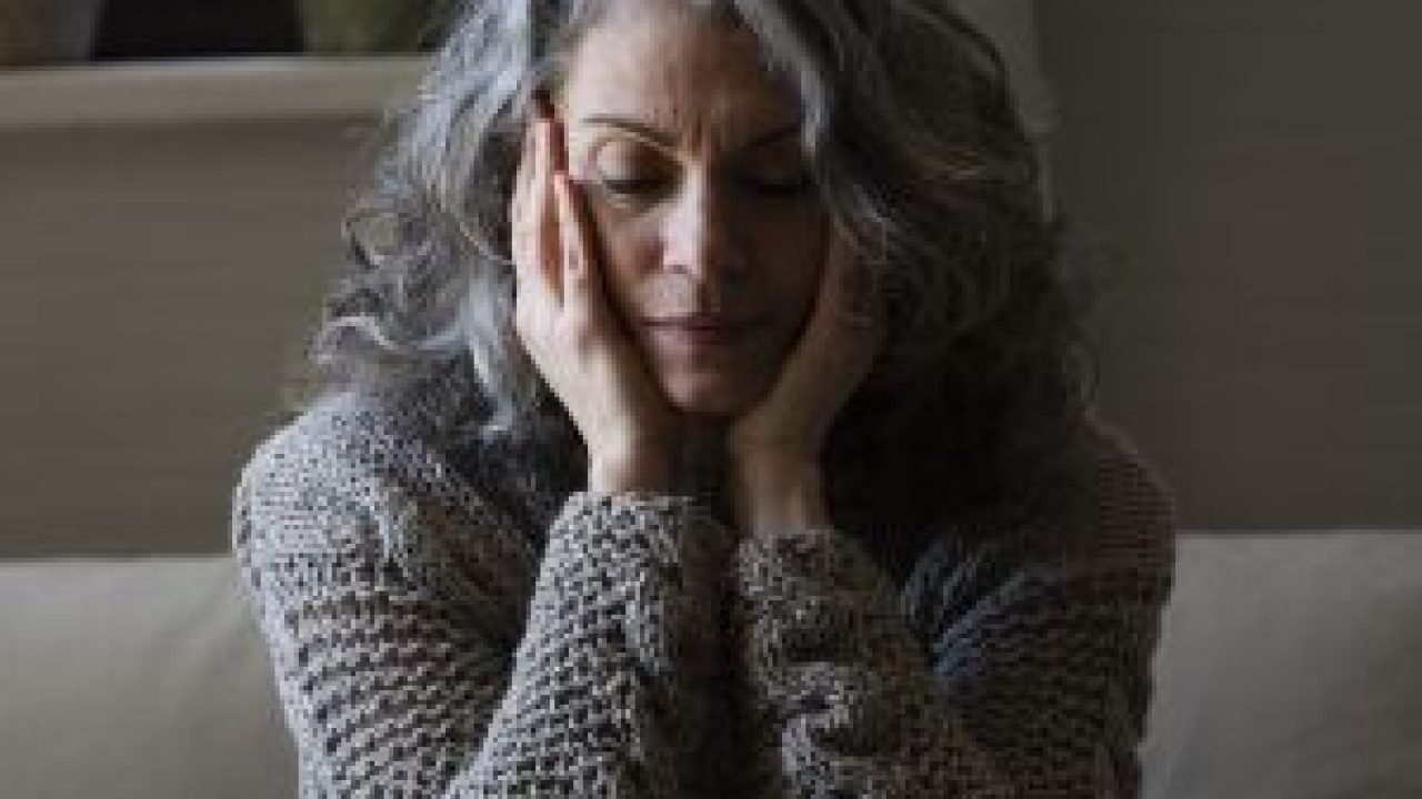 mulher-mais-velha-triste-no-sofa-scaled-1