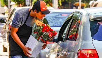 Vendedores de flores em Campo Grande (Arquivo, Midiamax) — Foto: Vendedores de f